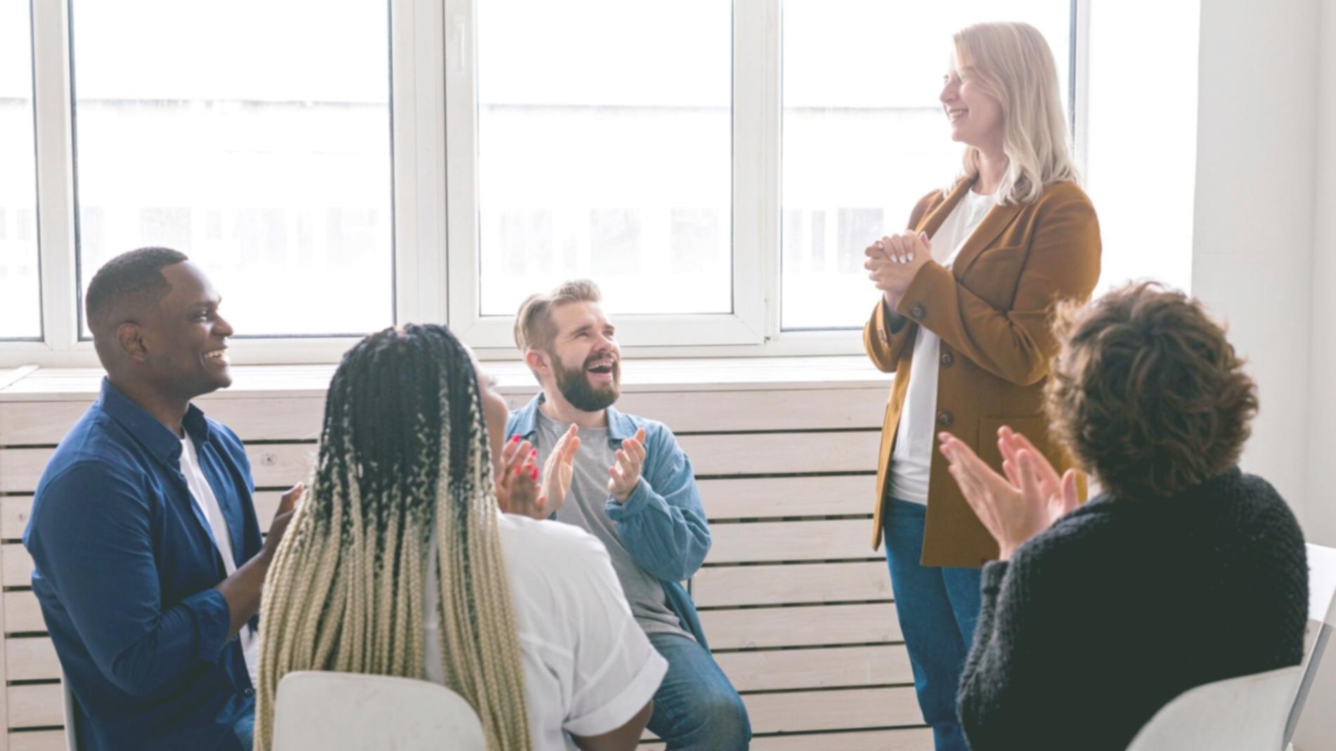 Dozent erklärt Geschäftszahlen an Whiteboard
