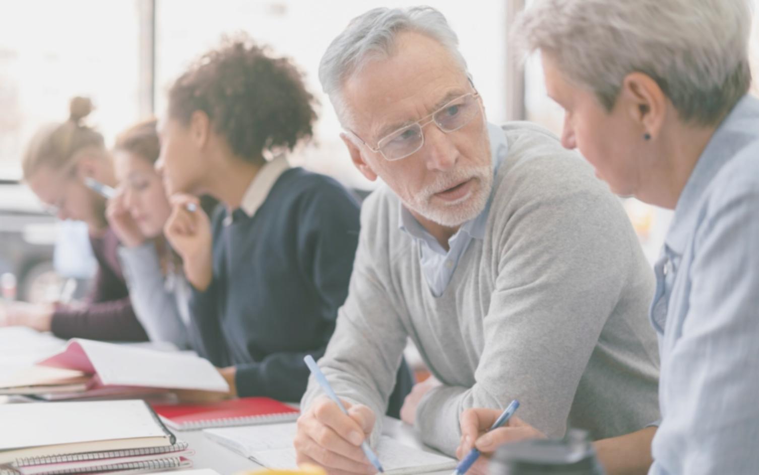 Workshopsituation mit Teilnehmern bei der Gruppenarbeit