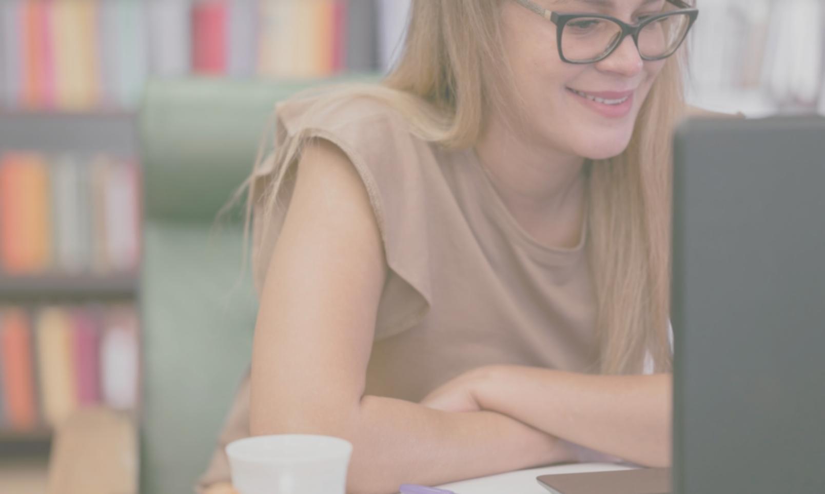 Schulungsraum mit Flipchart und Finanzdiagrammen